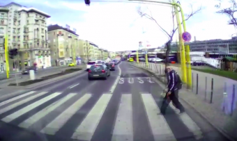 Videón, ahogy mentő elé lép egy gyalogos Budapesten
