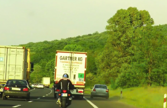 Facebookon osztották ki a leállósávban pisiltető szülőket