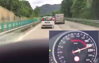 BMW-ből csodálják a vakmerő Fiat Pandát, ami 200 felett karcol autópályán