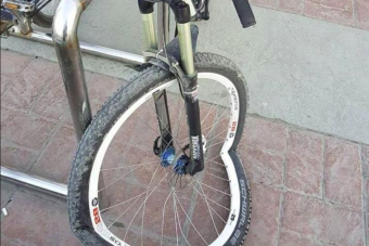 Hős a bringás srác, aki szembeszállt a járdán autózóval?