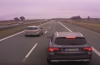 Ilyen nincs, újra kamionossal szórakozik egy türelmetlen autós