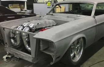 Ez már beteg őrület: V8-as Ferrari-motor egy Ford Mustang orrában