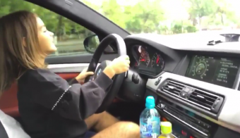 Felelőtlen veszélyeztetés vagy családi móka hagyni a gyereket kormányozni?