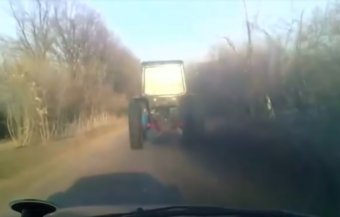 Ámulat, hogy száguld ez a traktor, 100 km/óra felett is tolja tovább