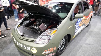 A hibridhívőknek szentségtörés, a benzinvérűeknek maga a megváltó ez a V8-as Prius