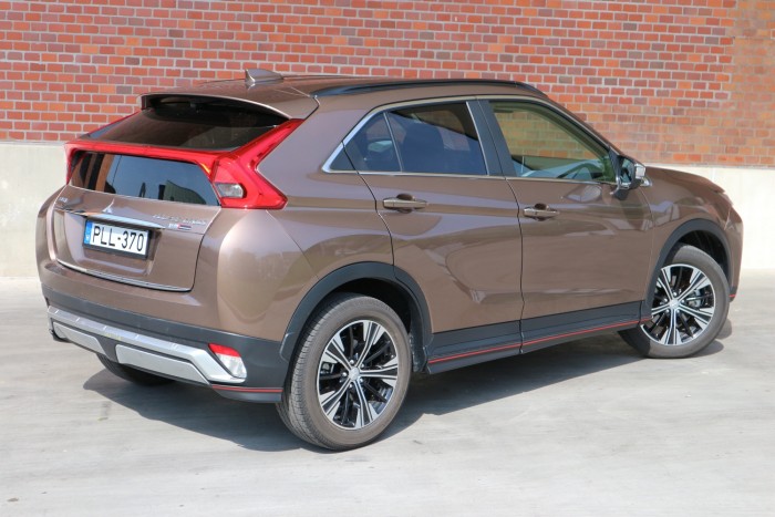 SUV-testbe zárt kupélélek 7