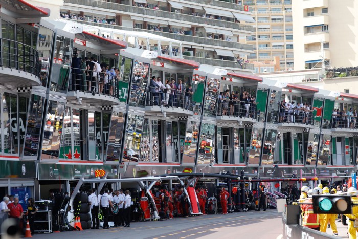 Videó: Monacóban a fa tetején ülnek a mérnökök