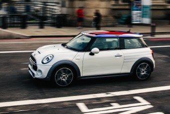 Még a MINI is a királyi esküvőre készül