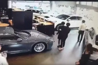 Autóval hajtott a szalonba az elégedtelen ügyfél