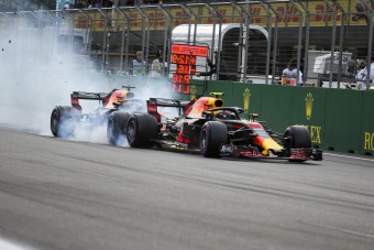 F1: A szabályok miatt ütköztek a Red Bull-osok?