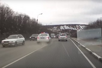 Kár volt üldözni ezt az autóst, a rendőr csúnyán megjárta