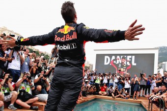 F1: A medencében kötött ki a futamgyőztes