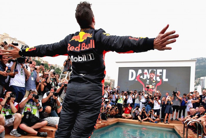 F1: A medencében kötött ki a futamgyőztes