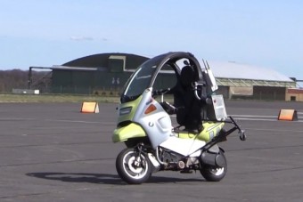 Félelmetes látvány a pilóta nélkül köröző robot-motorkerékpár