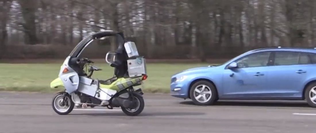 Félelmetes látvány a pilóta nélkül köröző robot-motorkerékpár