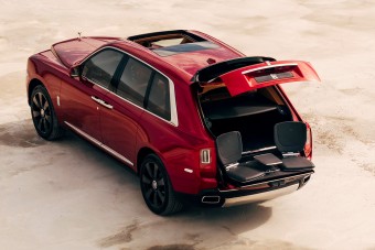 10 káprázatos fotón a Rolls-Royce terepjárója, és minden, amit csak tudni akarsz róla