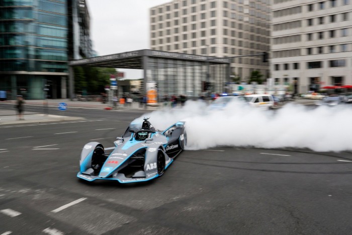 Rosberg Berlin utcáin égetett gumit – videó