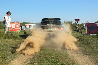 A hófehér A4-es laptól a főtéren felállított parc ferméig