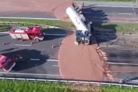 Valami bűzlik: 23 ezer liter tej ömlött az útra 1