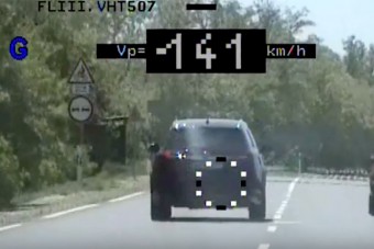 Videón a magyar rendőrök civil autós hajszái