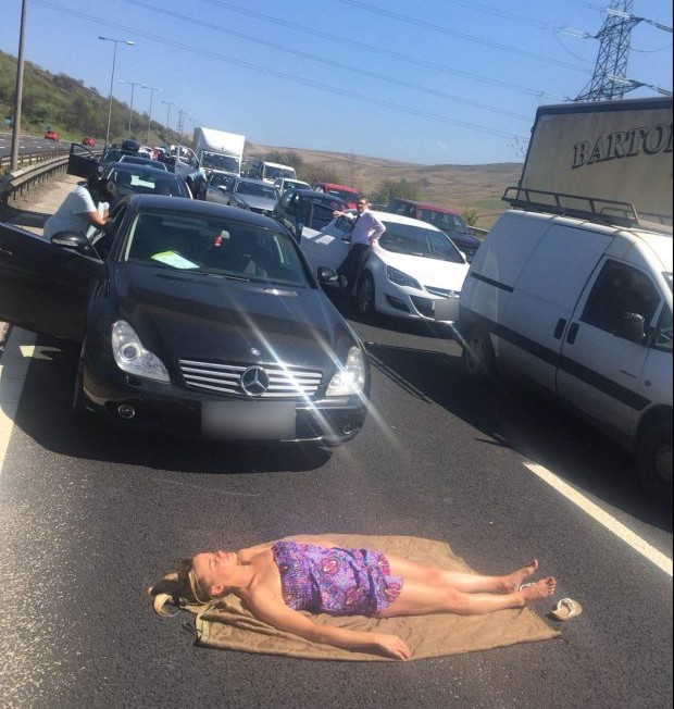 Dugó miatt vetkőzött és napozott egy nő az autópályán 1