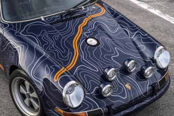 Könnyfakasztóan csodálatos a retrós ruhába öltöztetett Porsche