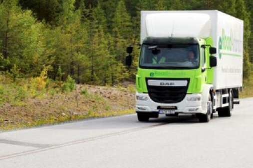 Elkészült az autópálya, amely menet közben tölti a villanyautókat