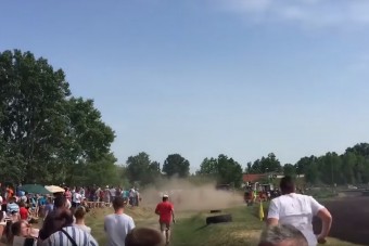 Súlyos videón a hétfői ásotthalmi versenybaleset, nézők közé hajtott egy autó