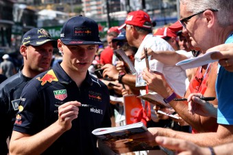 F1: Falnak ment a favorit, megszakították az edzést