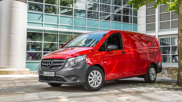 Csalásgyanú és visszahívás a Mercedesnél is