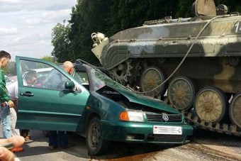 Ennél durvább balesetet ma nem látsz: lánctalpas tiporta el a Volkswagent