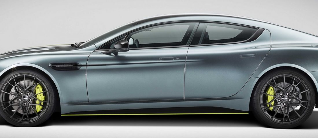 Luxusszedán versenyoverallban