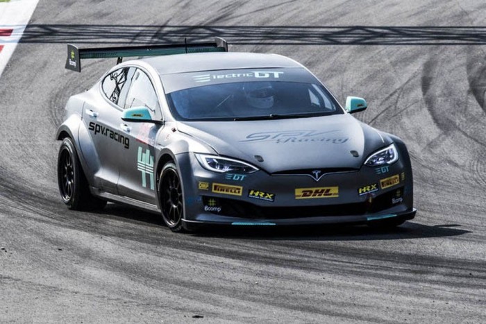 Elektromos versenyautót építettek Teslából