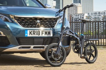 Villanybringa a csomagtartóban