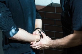 Luxusautót lopott, busszal karambolozott két gyerek