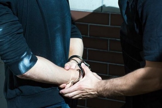 Luxusautót lopott, busszal karambolozott két gyerek