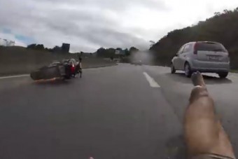 Védőruha nélkül bukott a száguldozó motoros, túlélte