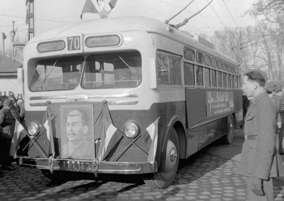 Beültünk abba a troliba, amivel Sztálin születésnapját ünnepelték 23