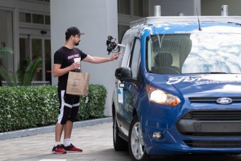 Robotautó szállítja ki a gyorskaját