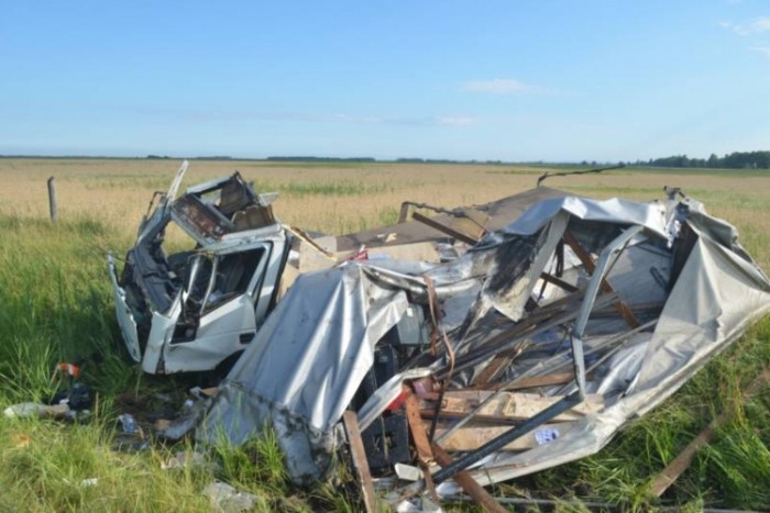 Fotókon az M3-ason rommá tört teherautó 1 | Vezess Fotókon az M3-ason rommá tört teherautó 1