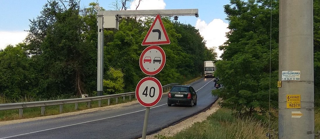 Sikersztori: 70-esre cserélték az idegesítő 40-es táblát egy traffipax alatt!