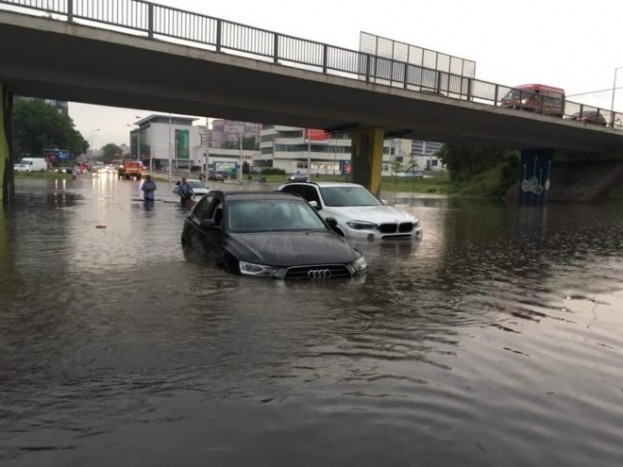 Özönvíz árasztotta el Pozsony utcáit, több helyen megbénult a közlekedés