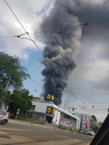 Óriási tűz tombol Budapesten, videón a lángok, több irodaépület veszélyben van 3