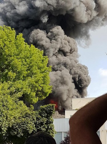 Óriási tűz tombol Budapesten, videón a lángok, több irodaépület veszélyben van 4 | Vezess Óriási tűz tombol Budapesten, videón a lángok, több irodaépület veszélyben van 4