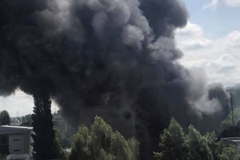 Óriási tűz tombol Budapesten, videón a lángok, több irodaépület veszélyben van