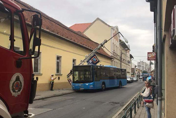 Villanyoszlopnak ütközött a pesti 114-es busz