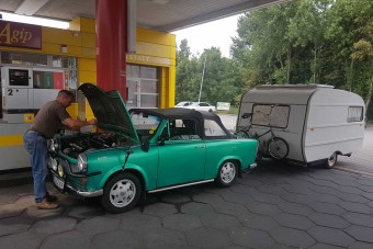 Az élet trabantos császárait fotózták egy benzinkúton