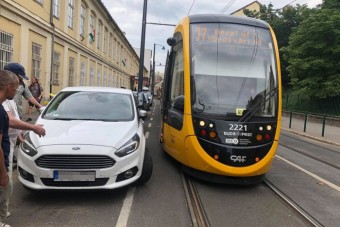 Figyelmetlen autós miatt állt a villamos Budapesten