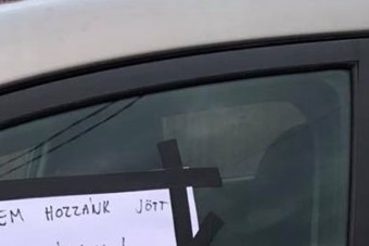 Szinte már művészet, ahogy ezt az üzenetet felragasztották az autóra