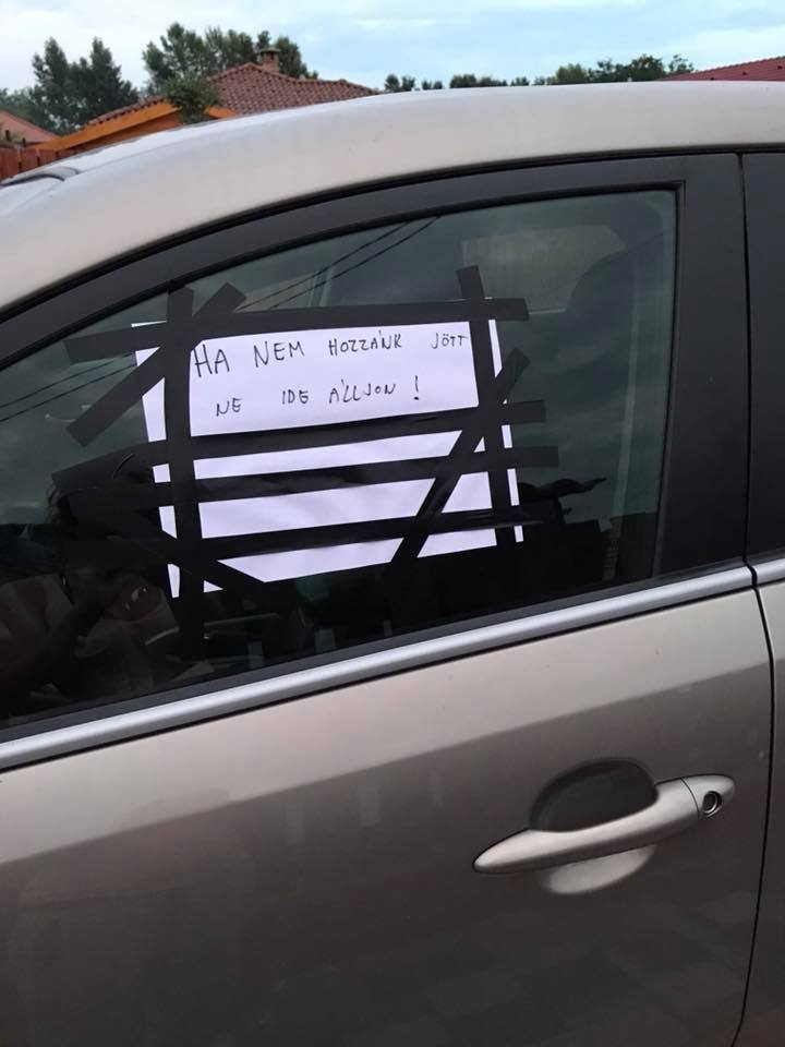 Szinte már művészet, ahogy ezt az üzenetet felragasztották az autóra 1